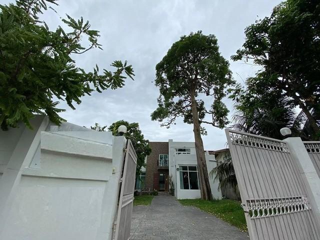 ขายพร้อมผู้เช่า บ้านเดี่ยว 2 ชั้น 105 ตรว. รัชดาภิเษก 32 ตรงข้ามศาลอาญา เดินทางสะดวก ไม่ไกลจาก MRT รัชดา, BTS พหลโยธิน 24