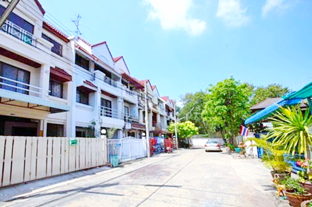 Centralแจ้งวัฒนะ700ม.ติดถนน ทาวน์เฮาส์ 3 ชั้น 18 ตร.วา.220 ตรม.MRT เลี่ยงเมืองปากเกร็ด400ม.แจ้งวัฒนะ-ปากเกร็ด 11-17 