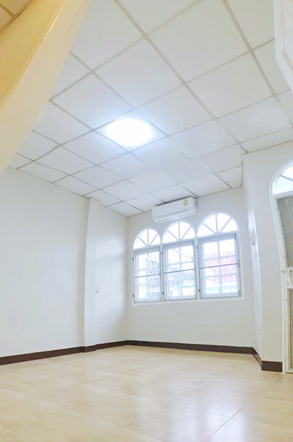 รีโนเวทใหม่ 18ตร.วา.มหาดไทย MRTลาดพร้าว83 1.3 กม. ให้เช่าทาวน์เฮ้าส์ 2 ชั้น 145ตร.ม.รร.นานาชาตินีวา 1.5กม. 2นอน 2น้ำ  รพ.ลาดพร้าว 1.5 กม.