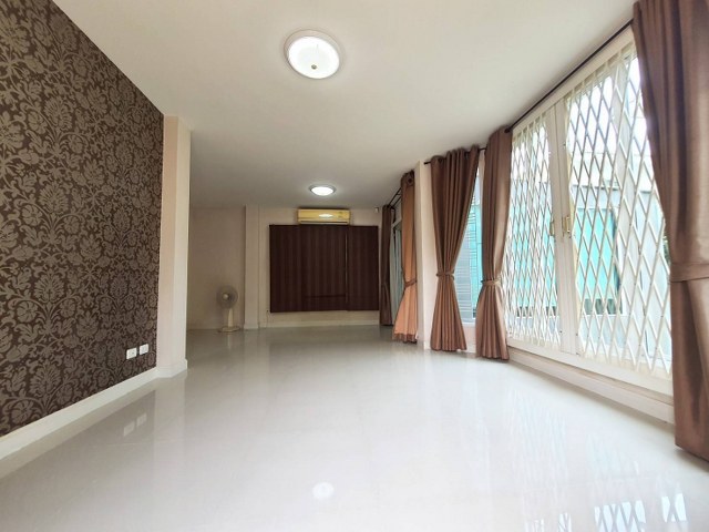 ขายหรือให้เช่า บ้านเดี่ยว เพอร์เฟค เพลส รัตนาธิเบศร์  ขนาดพื้นที่ 53.6 ตร.ว.ใกล้ MRT สถานีไทรม้า เข้า-ออกสู่ถนนหลักได้หลายทาง เมือง  นนทบุรี