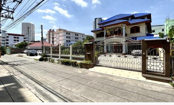 ให้เช่า บ้านเดี่ยว 4ชั้นมี ชั้นใต้ดิน ย่านบางนา-ตราด อุดมสุข