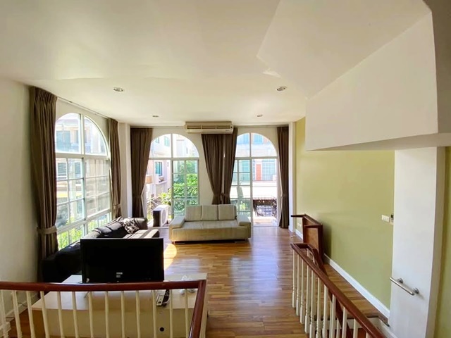 Abacหัวหมาก21 1.2 กม รามคำแหง​24​ MRTกรุงเทพกรีฑา ม.ราม1 900ม.ให้เช่าทาวน์โฮม 3 ชั้น หลังมุม 30 ตร.วา  ตกแต่งพร้อมเฟอร์  3 นอน 4 น้ำ