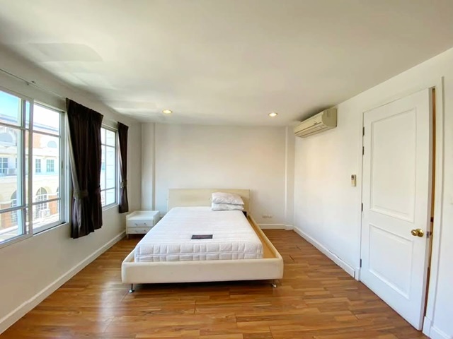 Abacหัวหมาก21 1.2 กม. รามคำแหง​24​ MRTกรุงเทพกรีฑา ม.ราม1 900ม. ให้เช่าทาวน์โฮม 3 ชั้น หลังมุม 30 ตร.วา  ตกแต่งพร้อมเฟอร์  3 นอน 4 น้ำ