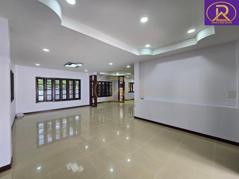 ขายบ้านเดี่ยว 2 ชั้น ใจกลางเมืองชลบุรี ใกล้เซ็นทรัลชลบุรี หมู่บ้านเวิลด์วิลล่า พร้อมเรือนรับรองอีก 1 หลัง ต.เสม็ด อ.เมืองชลบุรี จ.ชลบุรี