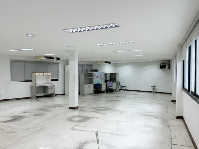 ให้เช่าอาคารพาณิชย์ 3ชั้น 4คูหา เนื้อที่ 58 ตร.วพื้นที่ใช้สอย 565.5 ตร.ม จอดรถ 3คัน ถนน สุขุมวิท ใกล้ BTS เอกมัย  ราคาเช่า 400,000 บ/ด