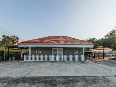 บ้านริมอ่างเก็บน้ำบางพระ ศรีราชา ชลบุรี พื้นที่ขนาดใหญ่กว่า 1 ไร่ ฮวงจุ้ยดี หน้าเป็นน้ำ หลังภูเขา จะอยู่เองก็ได้ เปิดคาเฟ่ 