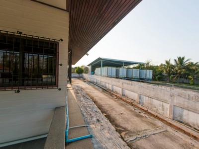 บ้านริมอ่างเก็บน้ำบางพระ ศรีราชา ชลบุรี พื้นที่ขนาดใหญ่กว่า 1 ไร่ ฮวงจุ้ยดี หน้าเป็นน้ำ หลังภูเขา จะอยู่เองก็ได้ เปิดคาเฟ่