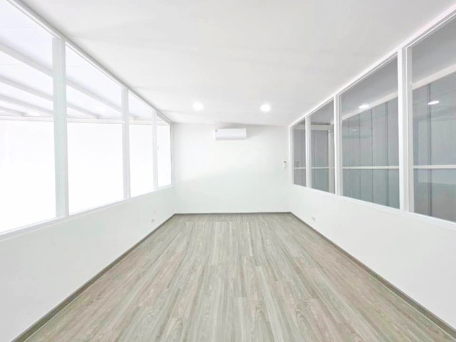 BTSอ่อนนุช 790ม. รร.นานาชาติเวลล์  อ่อนนุช 650 ม. ให้เช่าโกดัง พร้อมออฟฟิศชั้นลอย 110ตร.ม.  2จอดรถสตูดิโอ ร้านกาแฟ  ร้านอาหาร