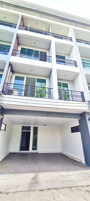 7-11 MRT วงแหวนรามอินทรา เดินไป แฟชั่นไอแลนส์ 445ม. จดทะเบียนได้ ให้เช่าโฮมออฟฟิศ 4 ชั้น  24ตร.วา. 324 ตร.ม.  ปัญญาอินทรา 1กม. 5นอน แม็คโคร