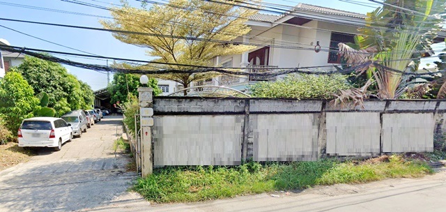 ร้านอาหาร คาเฟ่ BTS แยก คปอ. 2.5 กม.  ธูปะเตมีย์   ให้เช่าคฤหาสน์ 320 ตร.วา. 1,100 ตร.ม.  5นอน 4น้ำ ม.รังสิต 3.8 กม. วิภาวดี37-45 