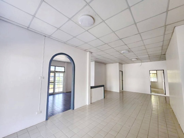 ร้านอาหาร คาเฟ่ BTS แยก คปอ. 2.5 กม.  ธูปะเตมีย์   ให้เช่าคฤหาสน์ 320 ตร.วา. 1,100 ตร.ม.  5นอน 4น้ำ ม.รังสิต 3.8 กม. วิภาวดี37-45