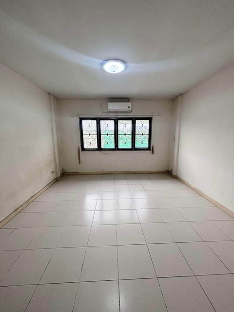 บิ๊กซี ร่มเกล้า 1.4กม. โลตัส มีนบุรี 1.7 กม. MRT ตลาดมีนบุรี 2 กม. ให้เช่าทาวน์เฮาส์ 2 ชั้น ริมถนน 20ตร.วา. 200ตร.ม. 3นอน หทัยราษฎร์