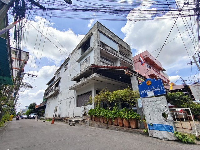 อาคาร 6 คูหาติดกัน ทำเลดี หัวมุม ติดถนนสุขุมวิท 113 การันตรีมีผู้เช่าทันที!!! พร้อมรายได้ค่าเช่า 1xx,xxx บ/เดือน!!