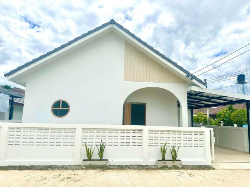 ขายต่ำกว่าราคาประเมิน 1.89 ล.เท่านั้น 43.4 ตรว. สารภี บ้านชั้นเดียว #สไตล์มูจิ ประตูด้านหน้าเป็นบานไม้สัก อยู่ในแหล่งชุมชน ไม่เปลี่ยว