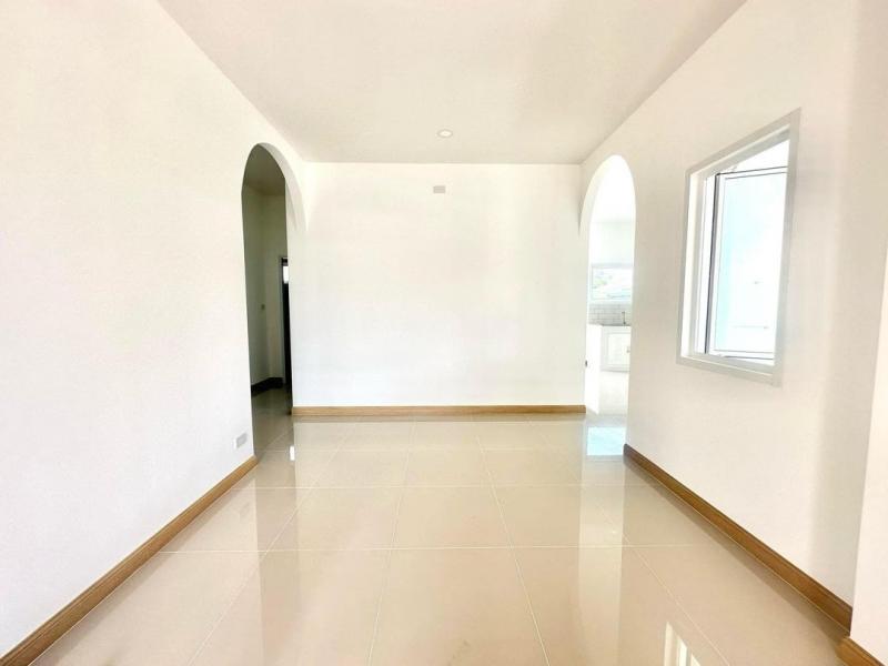 ขายต่ำกว่าราคาประเมิน 1.89 ล.เท่านั้น 43.4 ตรว. สารภี บ้านชั้นเดียว #สไตล์มูจิ ประตูด้านหน้าเป็นบานไม้สัก อยู่ในแหล่งชุมชน ไม่เปลี่ยว