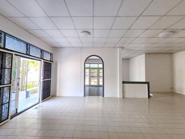 วิภาวดี37-45ม..ให้เช่าคฤหาสน์ 323 ตร.วา. รังสิต 3.8 กม 5นอน 1,103 ตร.ม  คาเฟ่ BTS แยก คปอ. 2.5 กม  ธูปะเตมีย์  4น้ำ  ร้านอาหาร