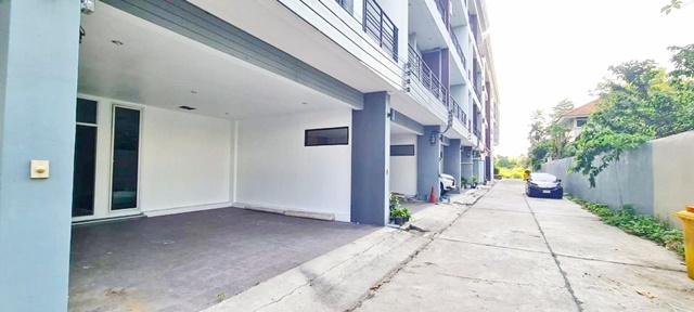 จดทะเบียนได้ MRT วงแหวนรามอินทรา เดินไป แฟชั่นไอแลนส์ 445ม.7-11 ให้เช่าโฮมออฟฟิศ 4 ชั้น  22ตร.วา. 320 ตร.ม.  ปัญญาอินทรา 1กม. 5นอน แม็คโคร