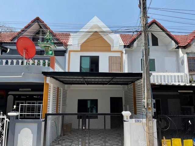 ขายทาวน์เฮ้าส์ 2ชั้น วังหิน ซอย13 เนื้อที่ 18ตรว บ้านดูโล่ง โปร่ง กว้าง ใกล้เซ็นทรัลศรีราชา ใกล้โรบินสันศรีราชา ใกล้อัสสัมชันศรีราชา ชลบุรี