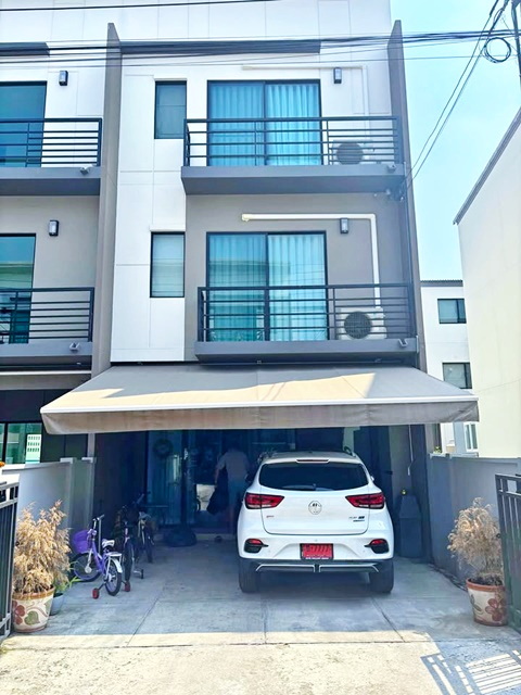 เฟอร์ครบ บางเขน MRT คู้บอน 2.7 กม.3 นอน รพ.สินแพทย์ รามอินทรา 3 กม. รามอินทรา 83 ให้เช่าทาวน์เฮาส์ 3 ชั้น บ้านกลางเมือง 21ตร.วา. 241ตร.ม. 