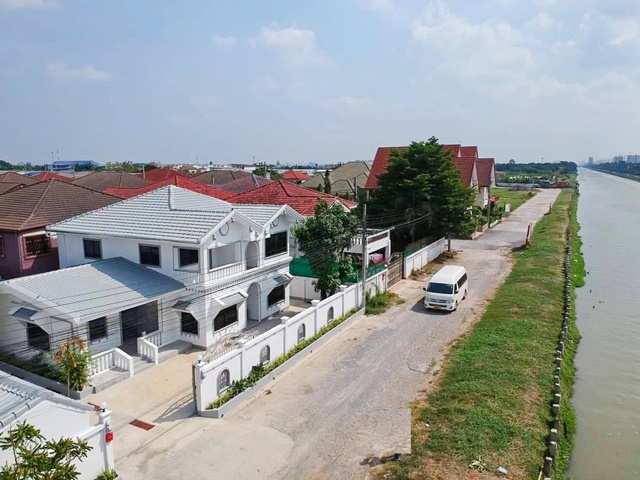 ดอนเมือง 350 ตร.ม. ตลาดโอโซนวัน ให้เช่าบ้านเดี่ยว 2 ชั้น 110 ตร.วา.ถ.เลียบคลองประปา วัดสีกัน  ฮาร์โรว์ 4.4 กม. สรงประภา 3-6นอน 3-4น้ำ