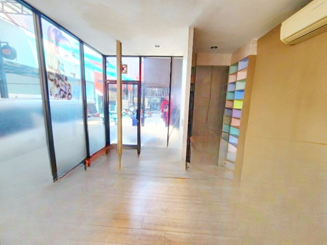 ทำเลดี นานาชาติ ทำเล็บ 22ตร.ม.ให้เช่าร้านตัดผม 20ตร.วา. BTSทองหล่อ 515ม. เดอะไทนี่ซี๊ด 450 ม. แหล่งชุมชน ช้อปปิ้ง เมเจอร์ เอกมัย 700 ม. 