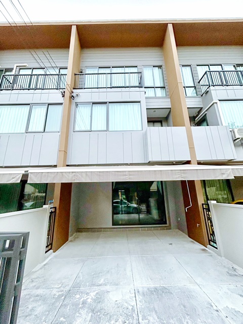 ถ.เทพรักษ์ MRTลาดปลาเค้า 2.2 กม.  รามอินทร19 พหล48 ทาวน์โฮม 3ชั้น บ้านกลางเมือง ทำเลใหม่ 220ตร.ม. 18ตร.วา. 3 แอร์  3นอน 3น้ำ 