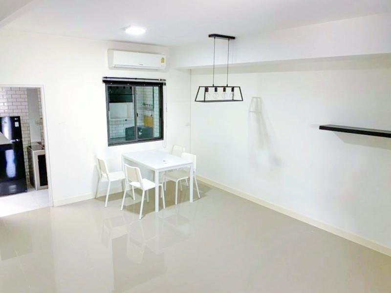 ม.รามคำแหง 2 1.6 กม. ตลาดนัมเบอร์วัน ราม 2 1.9 กม. APL สุวรรณภูมิ 6 กม. ทาวน์โฮม 2 ชั้น 18  ตร.วา .150 ตร.ม. จัดเต็มเฟอร์ 3 นอน 2 น้ำ