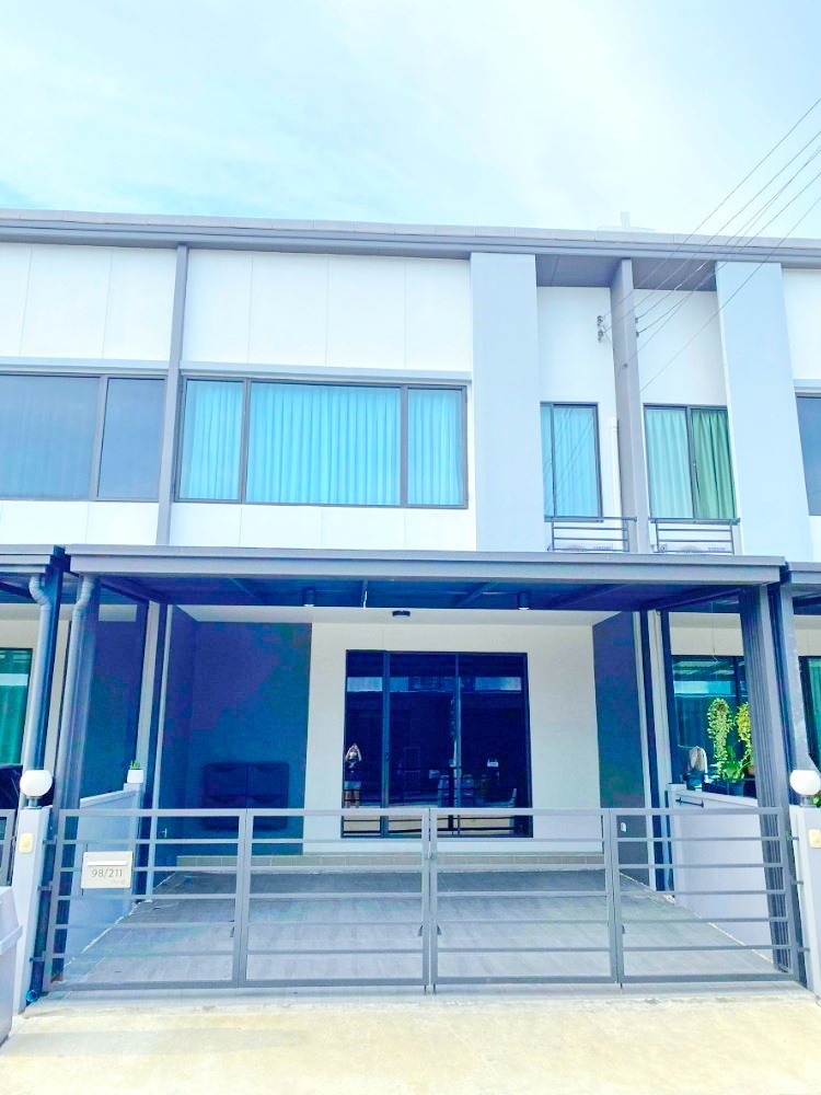 ม.รามคำแหง 2 1.6 กม. ตลาดนัมเบอร์วัน ราม 2 1.9 กม. APL สุวรรณภูมิ 6 กม. ทาวน์โฮม 2 ชั้น 18  ตร.วา .150 ตร.ม. จัดเต็มเฟอร์ 3 นอน 2 น้ำ