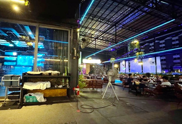 MRTลาดพร้าว101 1.5 กม.  ม.รามคำแหง 390ม.  ให้เช่าร้านยิมมวย อาหาร ที่จอดรถ30คัน  61-69 ทำเลดี  ติดถนนใหญ่ วิวแม่น้ำ สิงคโปร์3.4 กม.