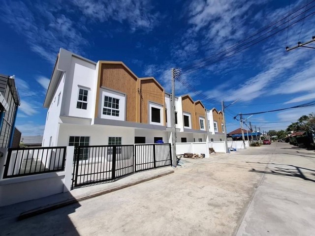 ขายทาวน์โฮม 2 ชั้น มบ.เดอะไลฟ์ทาวน์วิลเลจ 3นอน 3น้ำ บ้านมือ1 ใกล้แยกคีรี ใกล้บิ๊กซี โฮมโปรชลบุรี เมืองชลบุรี 