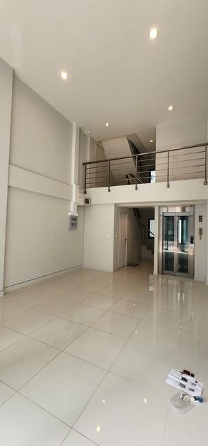 ให้เช่าโฮมออฟฟิศ  4.5 ชั้น มีลิฟต์ โครงการเดอะมาสเตอร์ แอท บีทีเอส อ่อนนุช 2 สไตล์โมเดิร์น ใกล้ BTS ศรีนุช