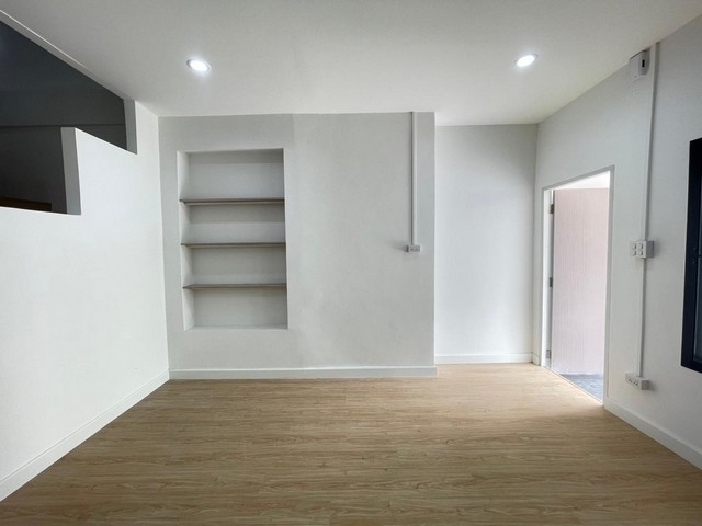 M42ขายทาวน์โฮม 3 ชั้น รีโนเวทใหม่ หมู่บ้านลัลลี่วิลล์ ลำลูกกา-คลอง 1 ซอยบุญคุ้ม  ใกล้ทางด่วน