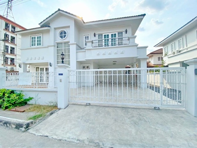 ให้เช่าคฤหาสน์ บ้านเดี่ยว 2 ชั้น ให้เช่าคฤหาสน์ บ้านเดี่ยว 2 ชั้น รร.นานาชาติสยาม 3 กม. 87ตร.วา. 280ตร.ม. 2แอร์ ติดถนนใหญ่ 4นอน 4น้ำ 