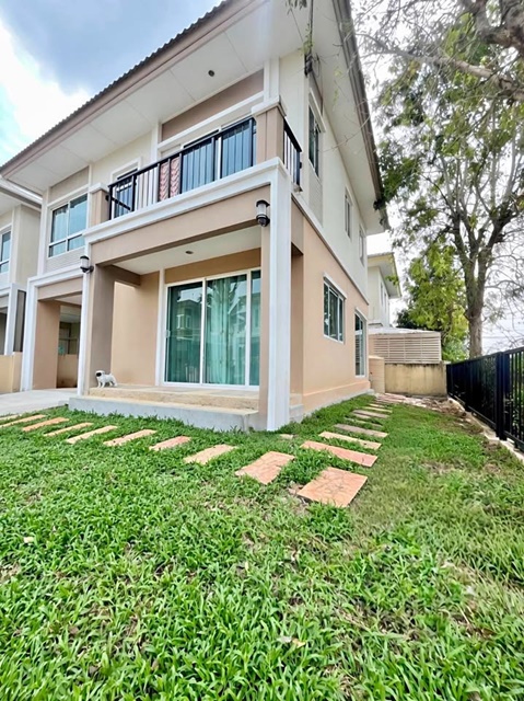 หลังมุม ติดถนนเมน 38ตร.วา. 160ตร.ม. MRT ตลาดบางใหญ่ 8.8 กม. ตลาดนัดลุงออม1.8 กม.บ้านเดี่ยว 2 ชั้น 3นอน 2น้ำ  รพ.ธนบุรี 2 4.1 กม. 