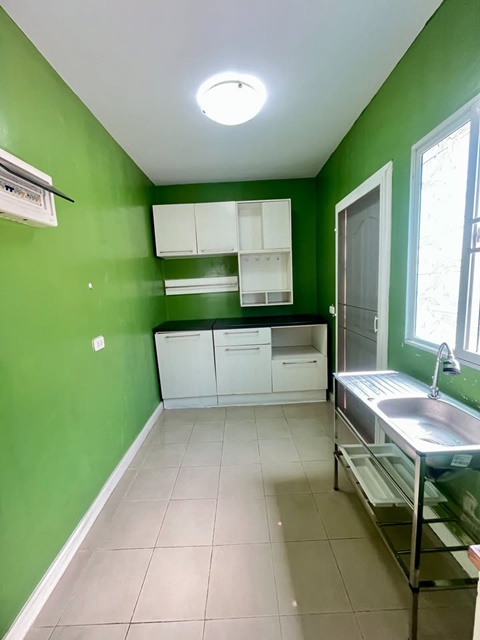 ตลาดนัดลุงออม1.8 กม. บ้านเดี่ยว 2 ชั้น รพ.ธนบุรี 2 4.1 กม. หลังมุม ติดถนนเมน 38ตร.วา. 160ตร.ม.  3นอน 2น้ำ MRTตลาดบางใหญ่ 8.8 กม.