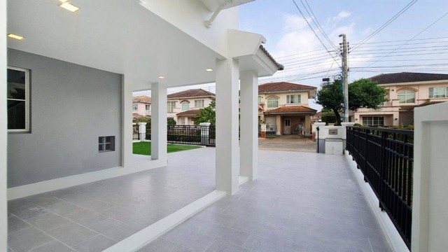 มัณฑนา ราชพฤกษ์ บ้านเดี่ยวมือสอง  บ้านหลังใหญ่ พื้นที่รอบบ้านกว้างขวาง ตั้งบนทำเลดี