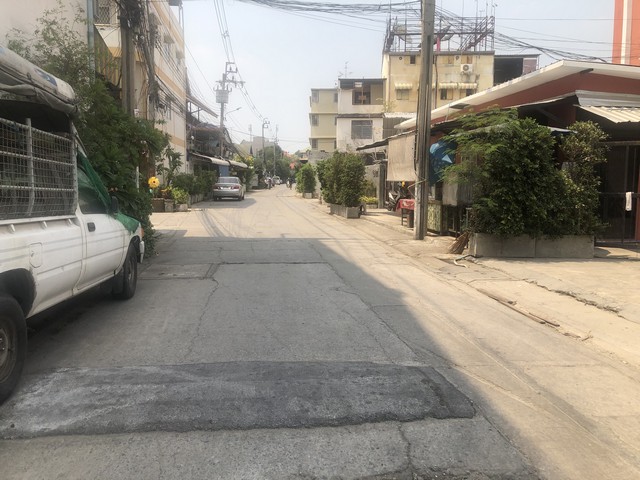 ขาย ด่วน ที่ดินถมแล้ว ราคาตารางวาละ 40,000 บาท ซอยพิบูลสงคราม 21 แยก 1 ที่ดินถมแล้ว 774 ตารางวา ตำบลสวนใหญ่ อำเภอเมืองนนทบุรี จังหวัดนนทบุรี