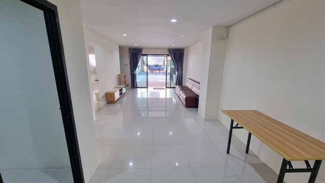 ให้เช่า ทาวน์โอม 3 ชั้น  บ้านกล้วย ไทรน้อย  บางบัวทอง  12000 บาท