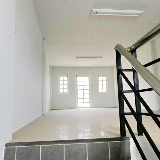 เปิดซิง ให้เช่า อาคารพาณิชย์ 4.5 ชั้น ตลาดสมบูรณ์อ้อมน้อย 700 ม.ใหม่ทั้งหลัง 20 ตร.วา .336 ตร.ม. ตลาดการค้าหนองแขม 2.2 กม. 4 น้ำ