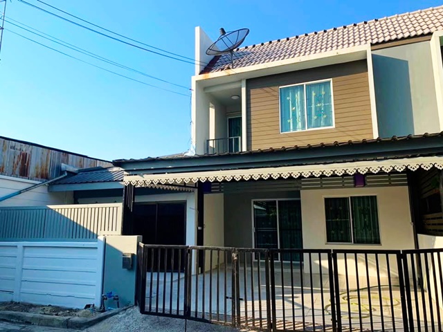 เมกา บางนา 1.5กม. บุญถาวร  สุวรรณภูมิ 2.4 กม.  ให้เช่าทาวน์เฮาส์ 2 ชั้น หลังมุม 37 ตร.วา. 300 ตร.ม.  รร.นานาชาติ ไทย-จีน 1.5 กม. 3 นอน 2 น้ำ