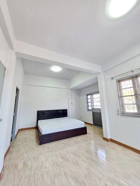 นานาชาติร่วมฤดี 5.7 กม. พร้อมเฟอร์ วัดเพลง MRT ไทรม้า 600 ม. ให้เช่าบ้าน 2 ชั้น 47ตร.วา.190 ตร.ม.3 นอน  ตลาดสดท่าอิฐ 2.3 กม.