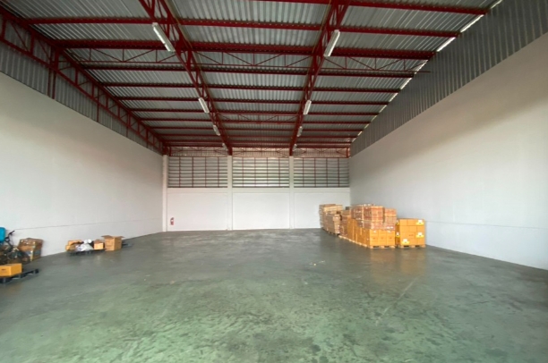  ให้เช่าโกดัง 300 ตรม และ 400ตรม ย่านลาดกระบัง ใกล้สุวรรณภูมิ
