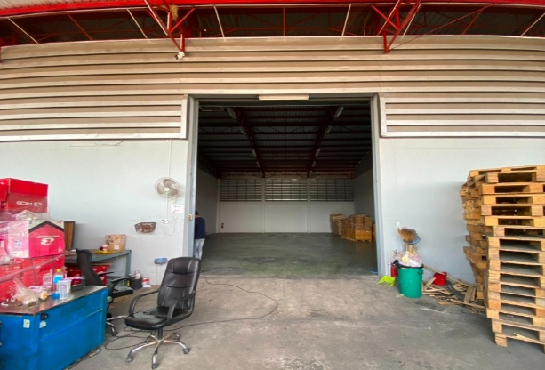 ให้เช่าโกดัง 300 ตรม และ 400ตรม ย่านลาดกระบัง ใกล้สุวรรณภูมิ