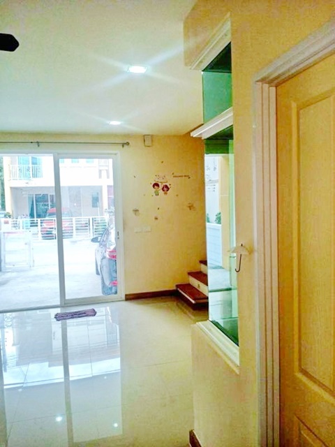 พันท้ายนรสิงห์ 4นอน หลังมุม  22ตร.วา.พระราม2 1.5 กม. ทาว์นเฮาส์ 2ชั้น 180ตร.ม. เฟอร์ครบ รร.นานาชาตินอริช 1.5กม.  ตลาดสดลีลา 3.9กม.