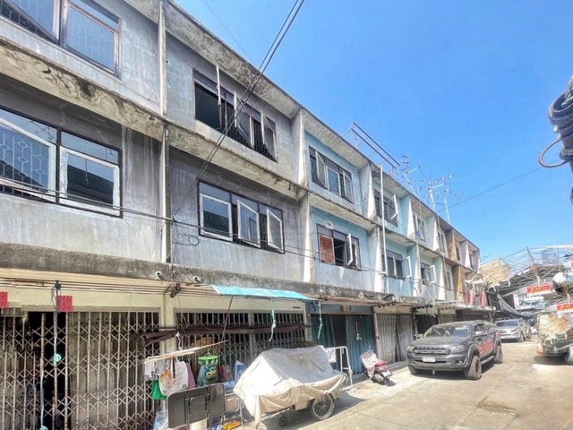 ให้เช่าตึกแถว 3 ชั้น 13 คูหา ลักษณะตึกแบบตึกแถว ซอยจันทร์ 18 เหมาะรีโนเวททำสำนักงาน ร้านอาหาร บาร์ เช่าพักอาศัยใกล้ BTSเซนต์หลุยส์ 