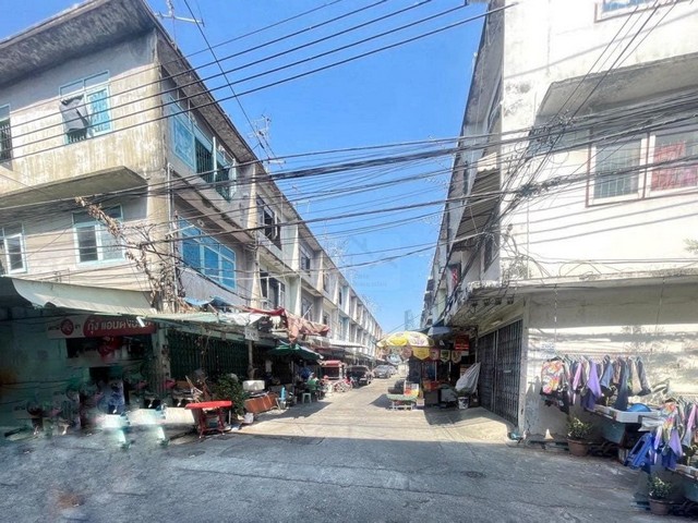 ให้เช่าตึกแถว 3 ชั้น 13 คูหา ลักษณะตึกแบบตึกแถว ซอยจันทร์ 18 เหมาะรีโนเวททำสำนักงาน ร้านอาหาร บาร์ เช่าพักอาศัยใกล้ BTSเซนต์หลุยส์