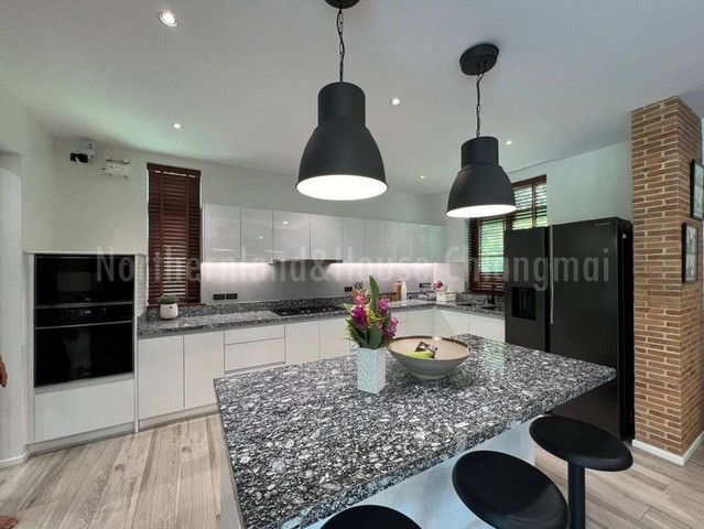 พูลวิลล่า 2 ชั้น หลังใหญ่ สไตล์โมเดิร์น เฟอร์บิ้วอิน น้ำแพร่