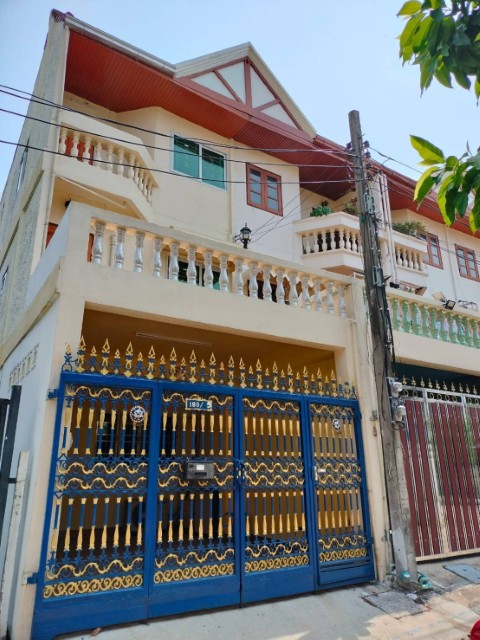 ให้เช่าทาวน์โฮม3ชั้น ถนนสุขุมวิท81 ทำเลดีสามารถเดินถึงBTSอ่อนนุช มี3ห้องนอน3ห้องน้ำแอร์เฟอร์นิเจอร์ครบ ราคาเช่า35,000บาท