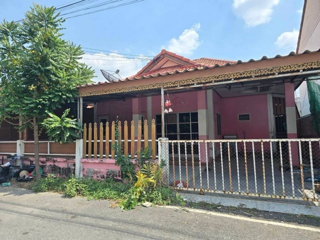 ขายบ้านเดี่ยวชั้นเดียว มบ.วรัญญาวิลเลจ(สุขใจ4) ขนาด 42 ตรว 3นอน รอรีโนเวท แถมเฟอร์พร้อมอยู่ ใกล้นิคมอมตะชลบุรี ห้างเฉลิมไทย นาป่า ชลบุรี