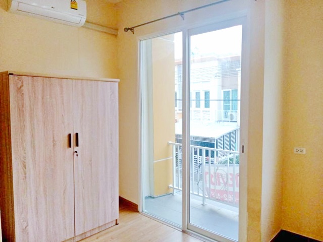 พันท้ายนรสิงห์ 4นอน หลังมุม  22ตร.วา.พระราม2 1.5 กม. ทาว์นเฮาส์ 2ชั้น 180ตร.ม. เฟอร์ครบ รร.นานาชาตินอริช 1.5กม.  ตลาดสดลีลา 3.9กม. 